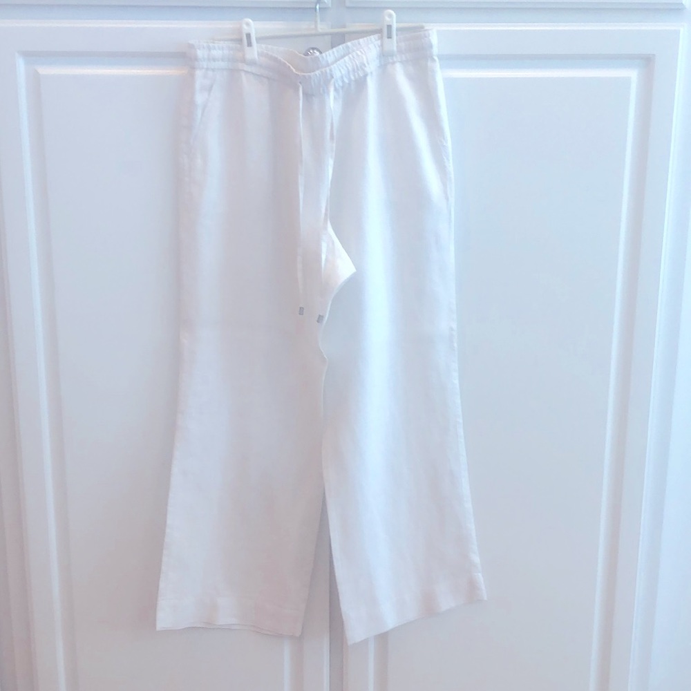 Women’s white linen Tommy Bahama pants size Large.